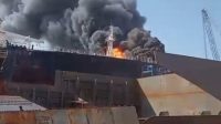 Kapal tanker terbakar di batam Kapal tanker terbakar di batam