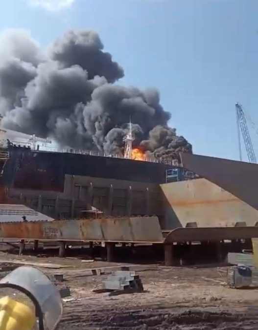 Kapal tanker terbakar di batam