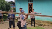 Polsek Meral serahkan material pembuatan dipan warga sakit menahun