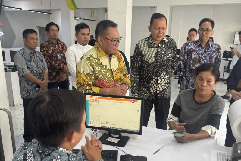 Petugas TASPEN melayani pensiunan ASN saat proses pembayaran gaji ke-13 tahun 2026.