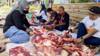 Anggota Komunitas Jurnalis Kepri saat proses pemotongan hewan kurban di Batam.