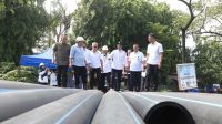 Kepala BP Batam Amsakar Achmad meninjau proyek penguatan jaringan pipa distribusi air di Batam.