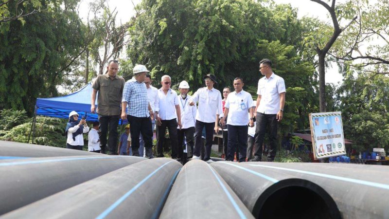 Kepala BP Batam Amsakar Achmad meninjau proyek penguatan jaringan pipa distribusi air di Batam.