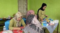 Warga Cipta Asri Sagulung mengikuti pemeriksaan kesehatan dan edukasi jaringan gas PGN Batam.