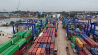 Aktivitas peti kemas di Terminal Peti Kemas Batu Ampar Batam yang mencatat lonjakan layanan direct call internasional.