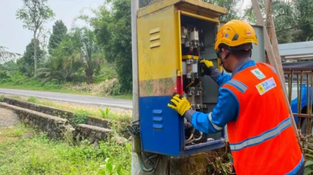 Gardu listrik tegangan tinggi PLN Batam di area publik jalanan kota.