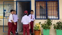Proses pendaftaran siswa baru di Batam terkait program subsidi pendidikan bagi siswa kurang mampu.