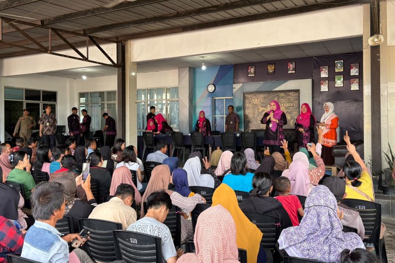 Petugas Disdukcapil Batam melayani warga mengurus dokumen kependudukan dalam program Gaspol di Kecamatan Sungai Beduk.