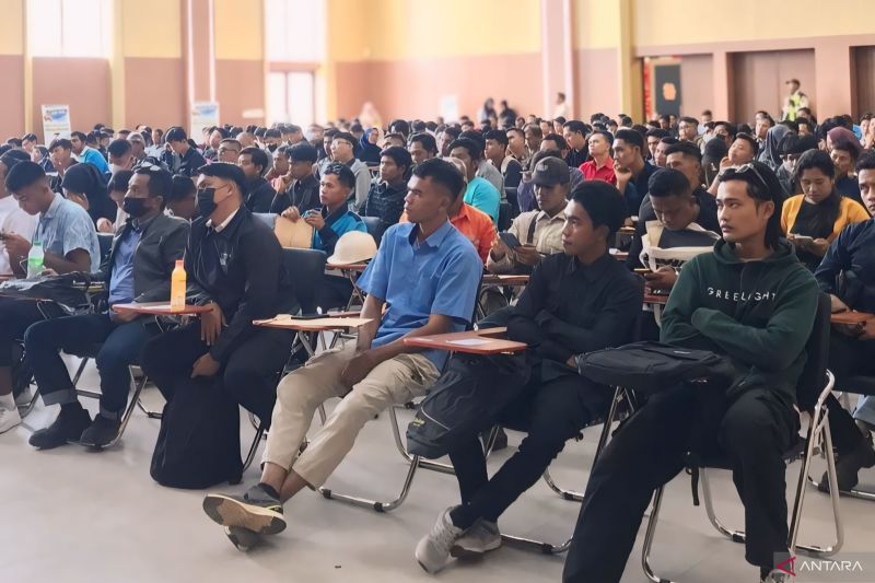 Pencari kerja mencari informasi lowongan pada kegiatan Job Fair di Kabupaten Bintan.
