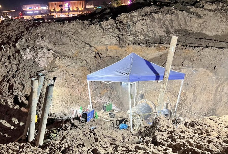 Petugas memperbaiki pipa transmisi air di kawasan Simpang Plamo menuju Kepri Mall, Batam.
