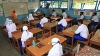 ilustrasi-guru-mengajar-pada-hari-pertama-sekolah-tatap-mu-71