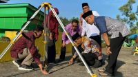 Petugas Kanwil Kemenag Kepulauan Riau mengukur arah kiblat menggunakan theodolite saat fenomena Rashdul Kiblat di Tanjungpinang.