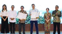 Amsakar Achmad menyaksikan penandatanganan kerja sama pasokan listrik antara PLN Batam dan PT Altiva Identity Data Center di Batam.