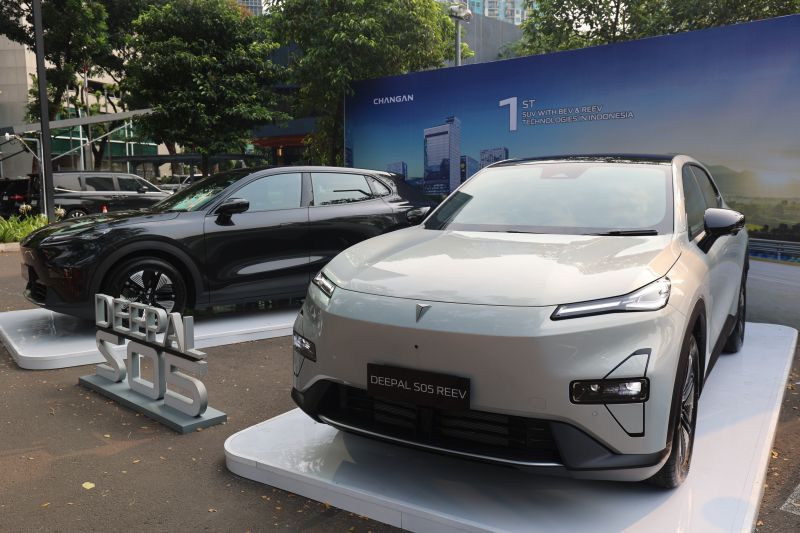 Mobil listrik Changan Deepal S05 berwarna putih dipamerkan pada acara pembukaan pemesanan di Jakarta.