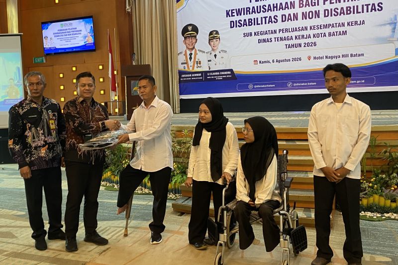 Penyandang disabilitas mengikuti pelatihan kerja yang diselenggarakan Disnaker Kota Batam.