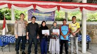 Ketua BPD Tarempa Timur Zamiri menyerahkan BLT kepada Keluarga Penerima Manfaat di Kantor Desa Tarempa Timur.