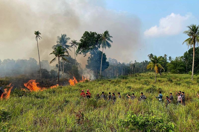 Petugas menyiapkan sumber air untuk menghadapi potensi kekeringan dan kebakaran hutan dan lahan di Natuna.