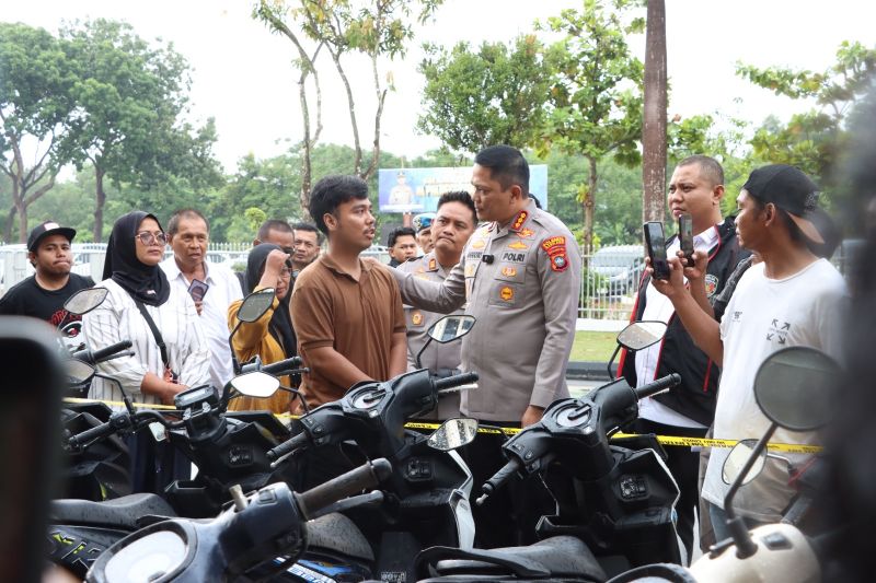 Barisan puluhan sepeda motor sitaan hasil pengungkapan sindikat pencurian terparkir di markas Polresta Barelang Batam.
