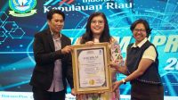 Deputi Bidang Pelayanan Umum BP Batam Ariastuty Sirait menerima plakat penghargaan dari perwakilan AMSI Kepri di Tanjungpinang.