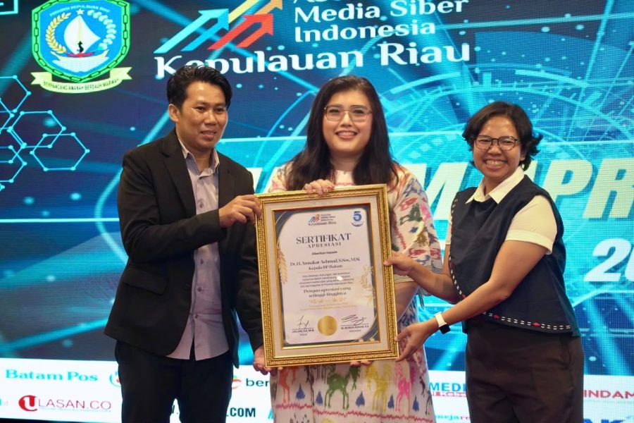 Deputi Bidang Pelayanan Umum BP Batam Ariastuty Sirait menerima plakat penghargaan dari perwakilan AMSI Kepri di Tanjungpinang.