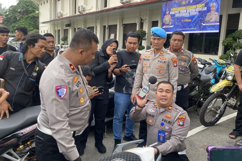 Barisan sepeda motor hasil sitaan dengan knalpot brong terparkir di markas Polresta Barelang.