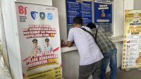 Warga antre membayar pajak di gerai pelayanan Samsat Batam