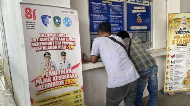 Warga antre membayar pajak di gerai pelayanan Samsat Batam
