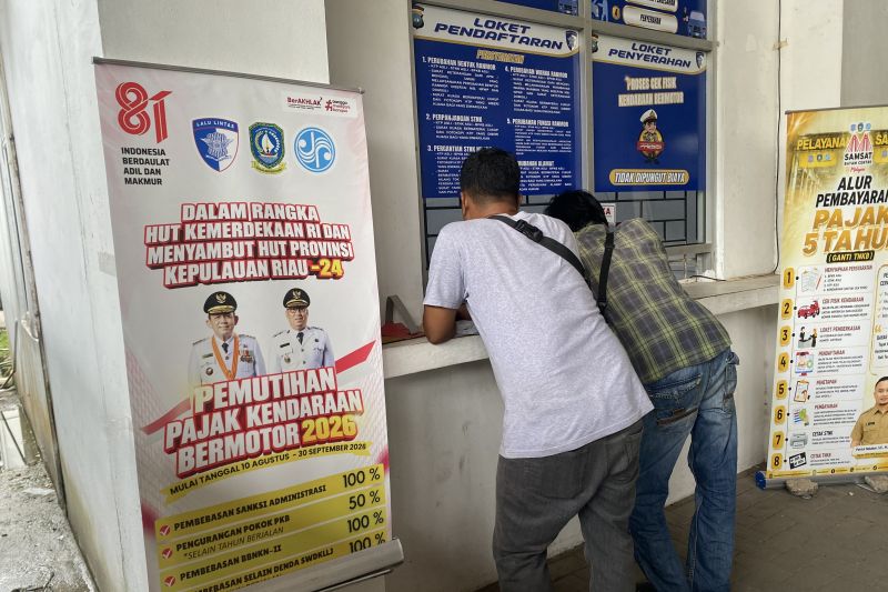 Warga antre membayar pajak di gerai pelayanan Samsat Batam