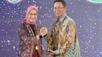 Wali Kota Batam Amsakar Achmad menerima penghargaan layanan publik dan keterbukaan informasi di Jakarta. Wali Kota Batam Amsakar Achmad menerima penghargaan layanan publik dan keterbukaan informasi di Jakarta.