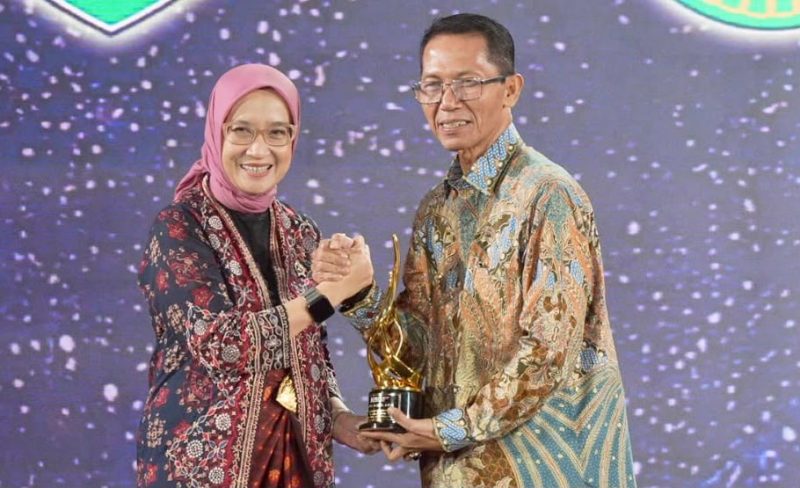 Wali Kota Batam Amsakar Achmad menerima penghargaan layanan publik dan keterbukaan informasi di Jakarta.