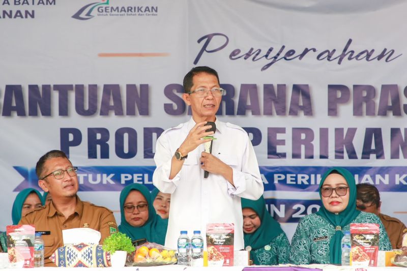 Penyerahan bantuan sarana usaha perikanan kepada kelompok pengolah dan pemasar hasil perikanan di Sagulung, Batam.