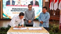 Wali Kota Batam Amsakar Achmad dan Ketua APINDO Batam Rafky Rasyid menandatangani kesepakatan penguatan ketenagakerjaan.