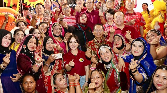 Ribuan warga memadati Kompleks Bumi Indah saat perayaan malam puncak Mooncake Festival Kota Batam.