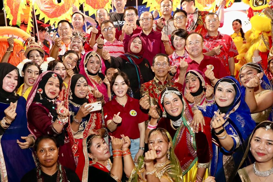 Ribuan warga memadati Kompleks Bumi Indah saat perayaan malam puncak Mooncake Festival Kota Batam.