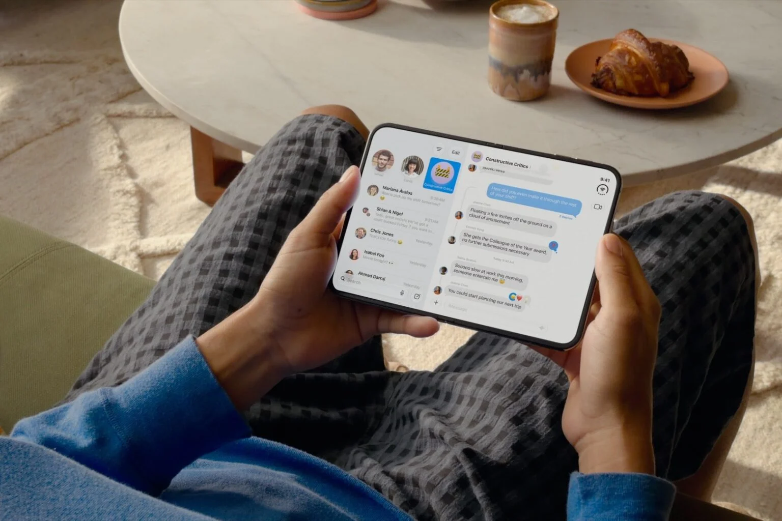 iPhone Duo, ponsel lipat pertama Apple dengan layar dalam 7,6 inci dan layar luar 5,4 inci.