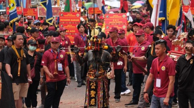 Rombongan peserta Pawai Khitong 2026 menampilkan atraksi barongsai dan kesenian tradisional Nusantara di jalanan Kota Batam.