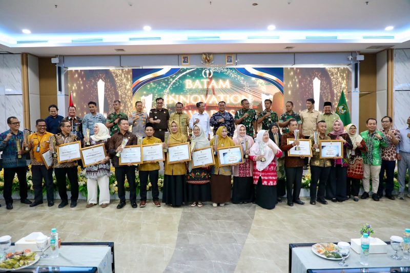 Wali Kota Batam Amsakar Achmad saat membuka Batam Innovation Award 2026 dan meluncurkan Batam Policy Lab.