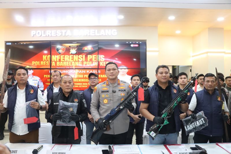 Polisi menetapkan tiga tersangka dalam bentrokan konflik lahan di Pulau Setokok, Batam.