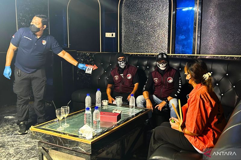 Polisi menggelar rekonstruksi perkara dugaan bisnis ekstasi di tiga tempat hiburan malam Planet Batam.