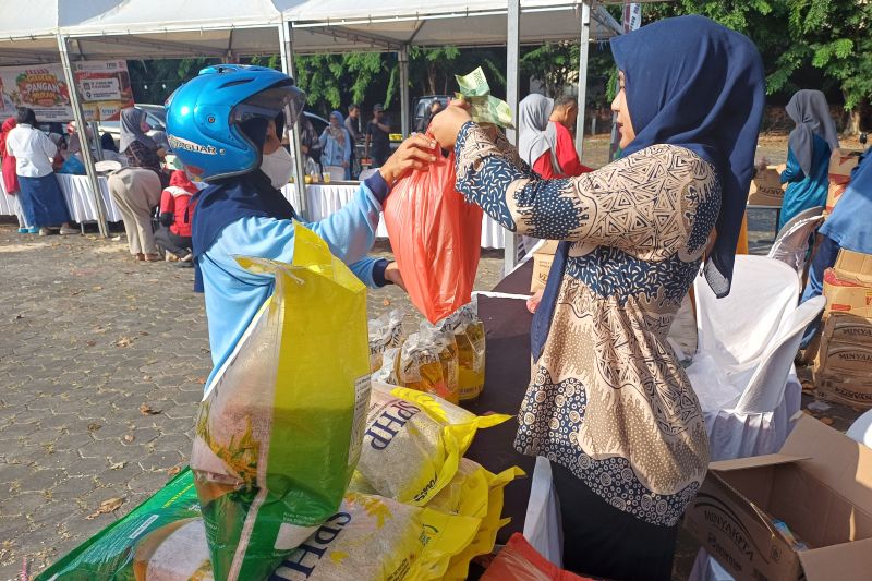 Warga membeli kebutuhan pokok pada operasi pasar murah di Gedung Tengku Mandak, Bintan Centre, Tanjungpinang.