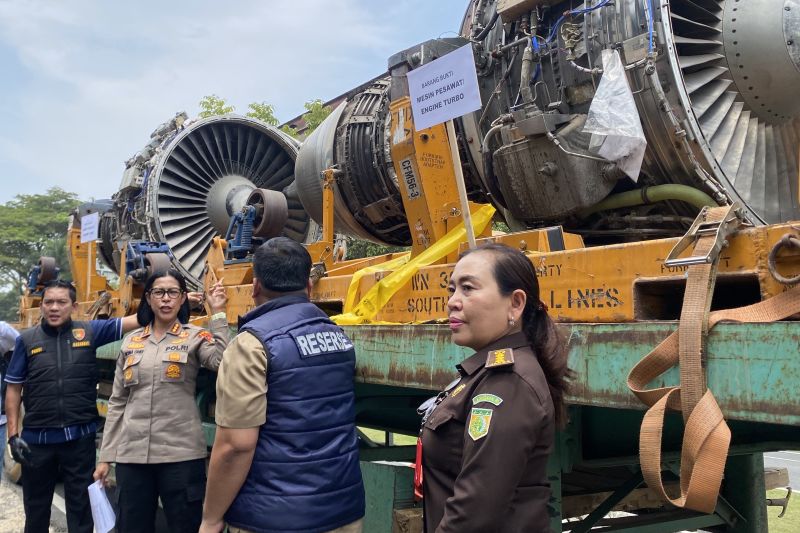 membongkar modus penyelundupan mesin pesawat bekas di Batam.