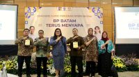 Pengusaha Jakarta sedang berkonsultasi perizinan investasi dengan petugas BP Batam dalam acara bimbingan eksklusif.