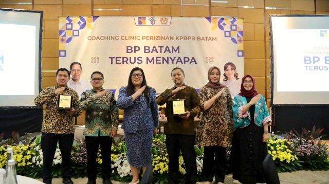 Pengusaha Jakarta sedang berkonsultasi perizinan investasi dengan petugas BP Batam dalam acara bimbingan eksklusif.