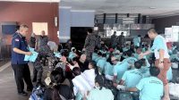 Rombongan WNI yang dideportasi dari Malaysia melalui Terminal Feri Pasir Gudang menuju Pelabuhan Batam Center.