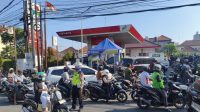 Antrean kendaraan di SPBU saat masyarakat mengisi bahan bakar di tengah gangguan distribusi BBM di Bali.