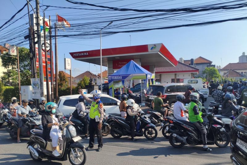 Antrean kendaraan di SPBU saat masyarakat mengisi bahan bakar di tengah gangguan distribusi BBM di Bali.