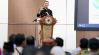 Wali Kota Batam Amsakar Achmad berdialog bersama warga.