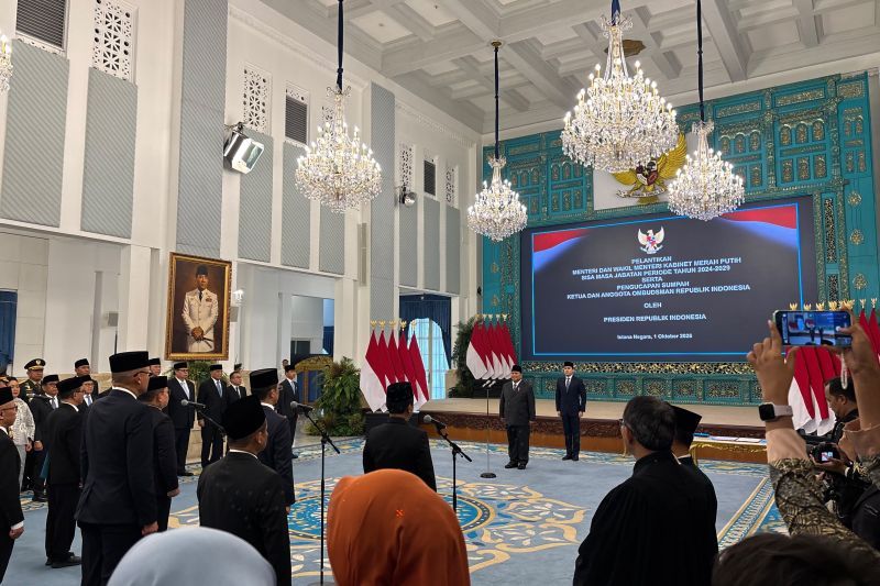 Presiden Prabowo Subianto mengambil sumpah jabatan menteri baru.