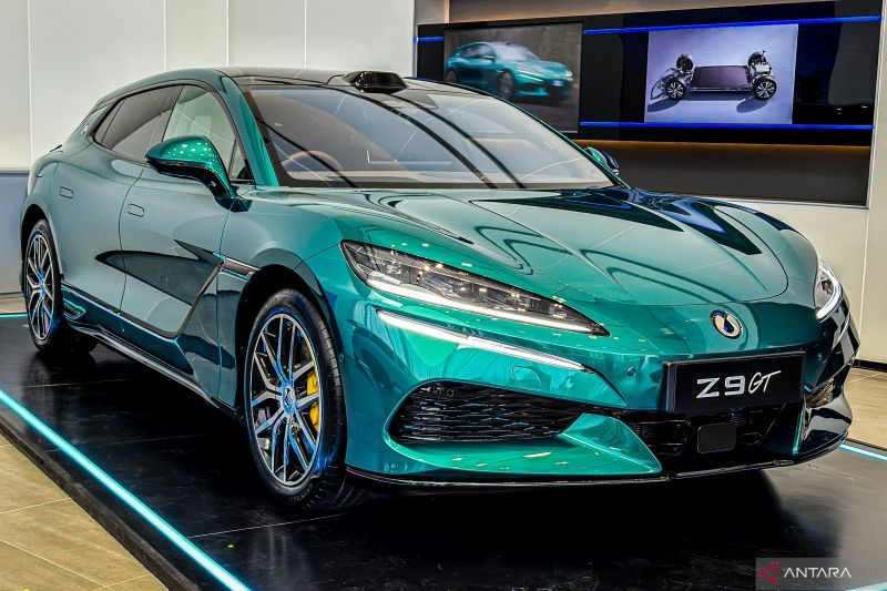 Denza Z9 GT, mobil listrik premium dengan tiga motor listrik bertenaga 1.142 hp dan teknologi manuver Crab Walk.