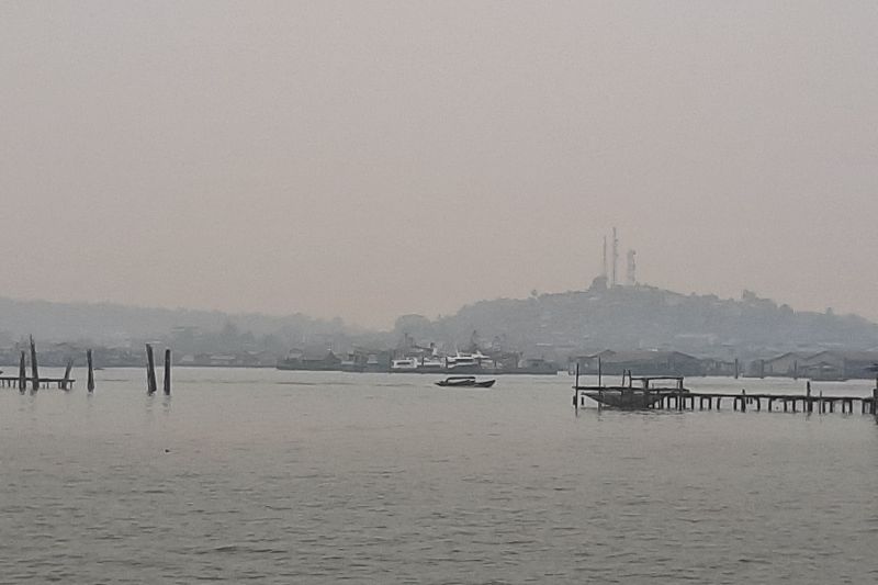 Kabut asap menyelimuti kawasan Pulau Bintan, Kepulauan Riau, dan menurunkan jarak pandang hingga 1–3 kilometer pada 7 Oktober 2026.